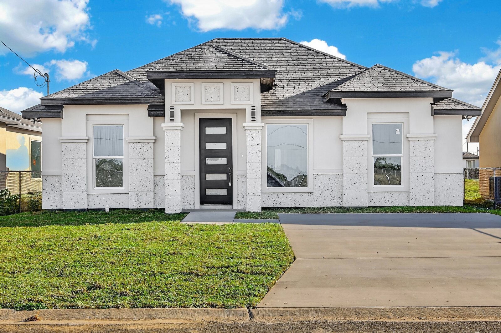 Front exterior of 331 Barcelona Drive in Donna